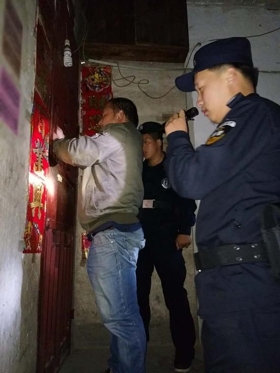 屯脚镇粗心妈妈误将幼女锁家中 